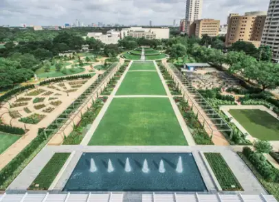 حديقة عامة في مشروع شوبا العقارية به مساحات خضراء