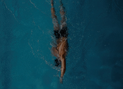 رجل يسبح في حمام سباحة